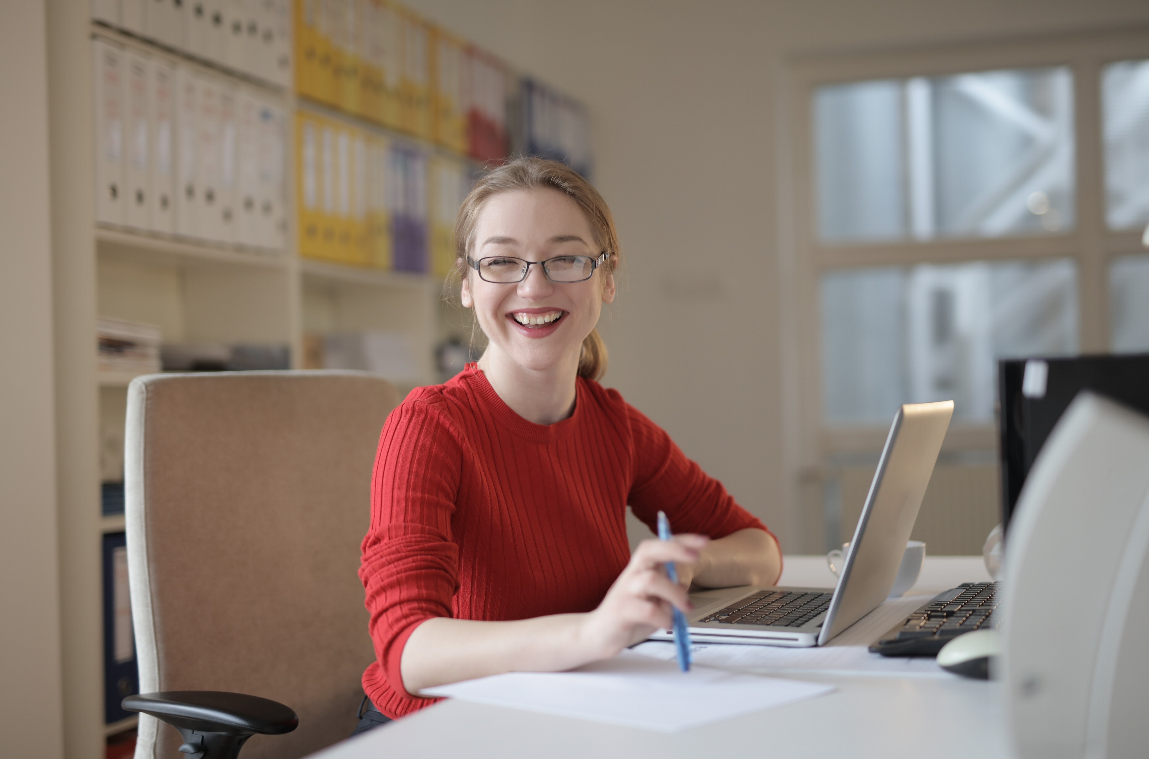 Persona sentada y sonriendo